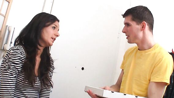 Анальный секс с курьершей за деньги