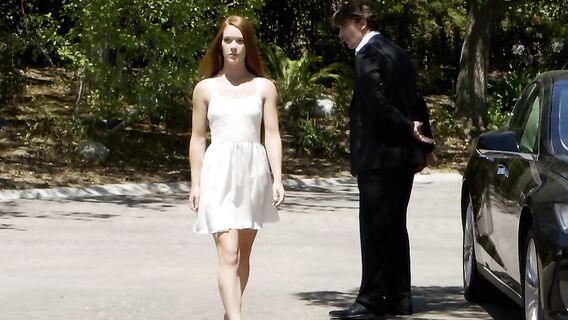 Водитель трахает в попу рыжую хозяйку