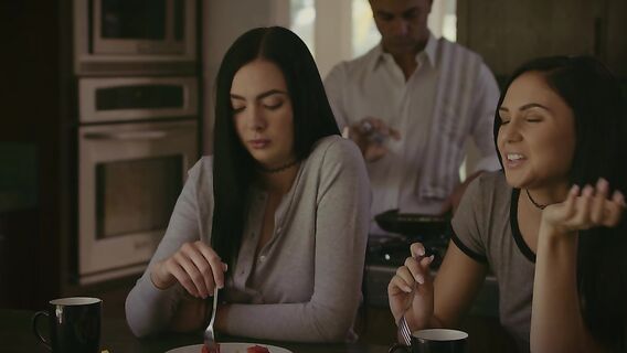 Отчим ебет падчерицу и ее подругу в очко