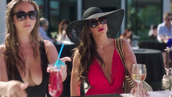 Две красотки соблазнили женатого мужика на анальный секс