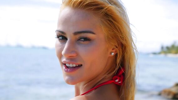 Клиент засаживает в зад сочной официантке из гольф клуба