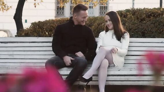 Анал после свидания с брюнеткой в белых чулках с подвязками